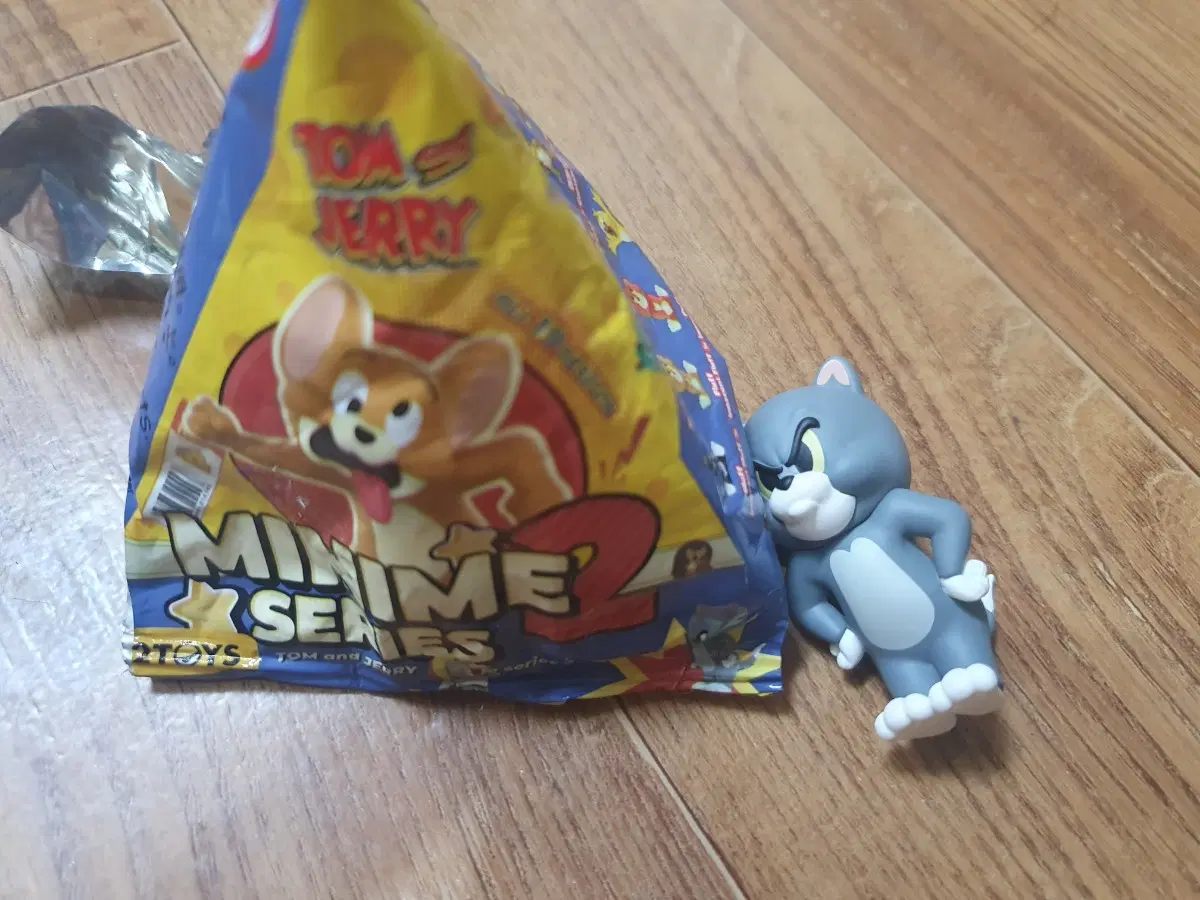 52toys 가챠 피규어 톰과제리