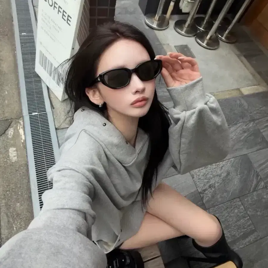 그레이 스터드 후드티