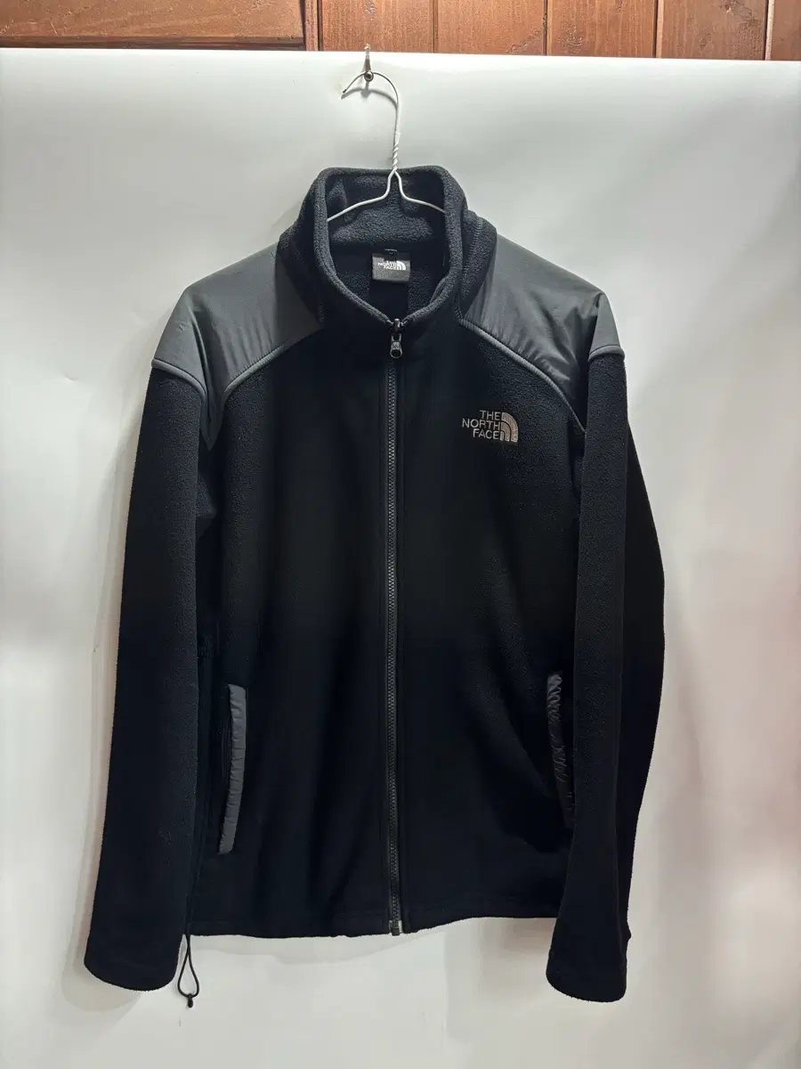 [95] 노스페이스 블랙 숄더 배색 플리스 집업 자켓 3.0   브랜드: 노스페이스 (THE NORTH FACE) 사이즈: 95 실측: 총길이 70 / 가슴반품 52 / 팔길이 6