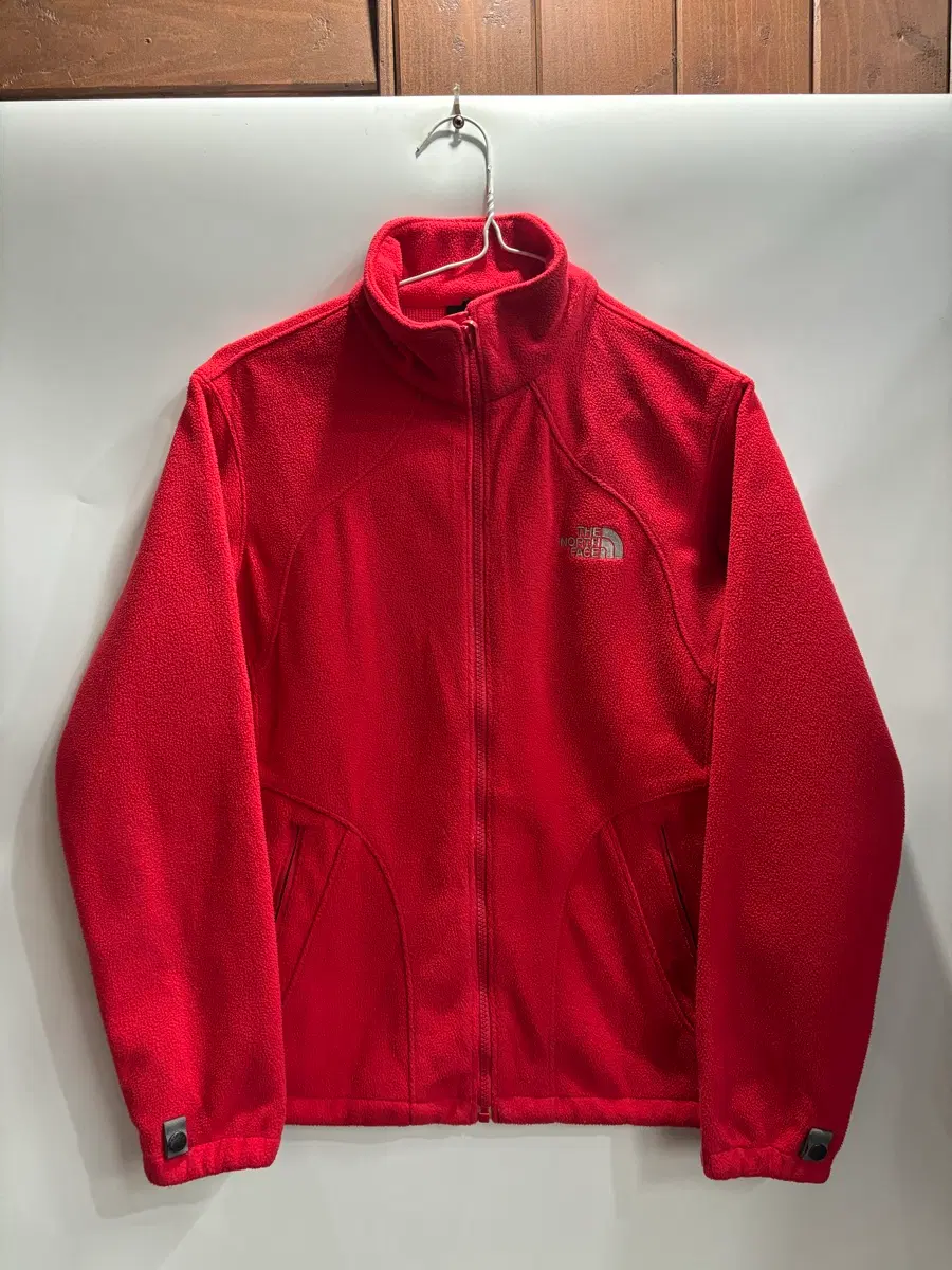 [M] 노스페이스 레드 플리스 집업 자켓 3.0   브랜드: 노스페이스 (THE NORTH FACE) 사이즈: M 실측: 총길이 63 / 가슴반품 50 / 팔길이 58 / 어깨 4