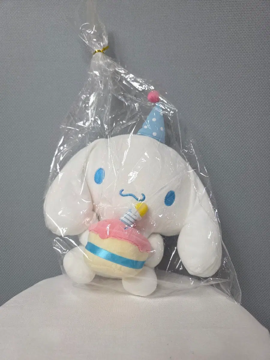 [정품/새상품] 시나모롤 생일 축하 케이크 봉제 중형 인형 25cm