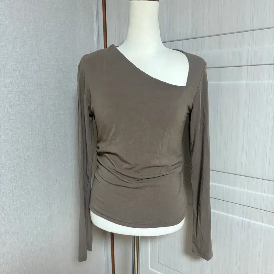 <새옷> 브라운 비대칭 컷팅 옆셔링 긴팔티