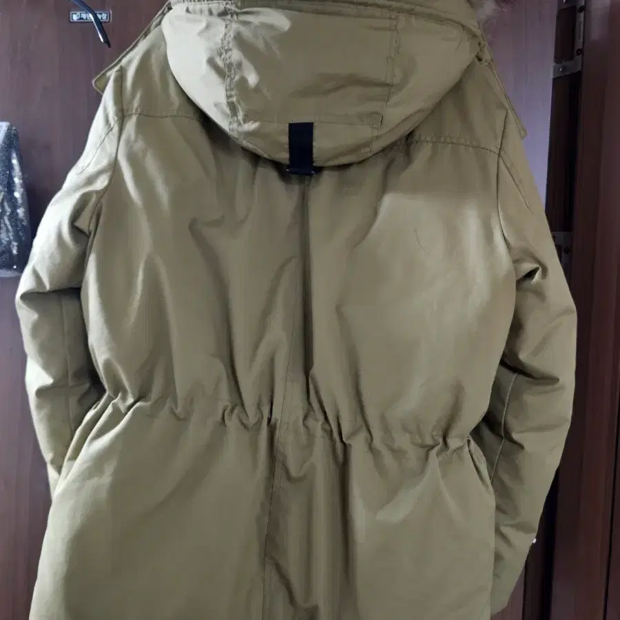 P LIMITED 카키색 퍼 후드 패딩