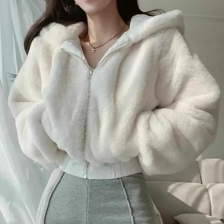 페이크퍼 후드 숏점퍼 아이보리 55~66
