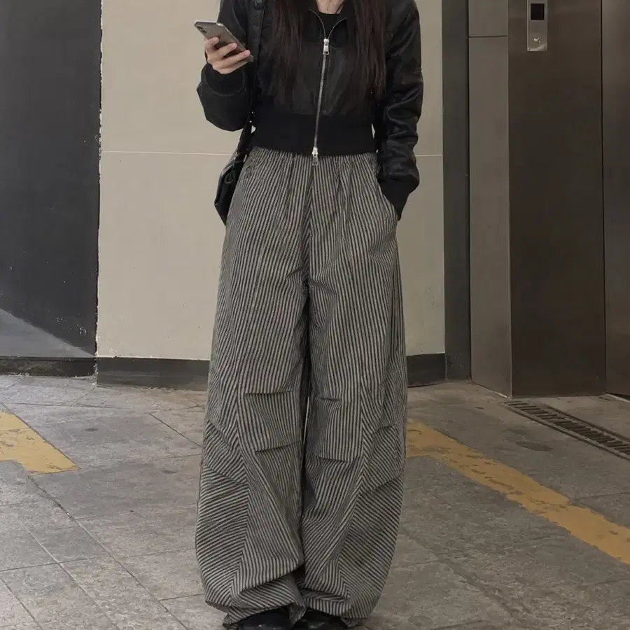 [사용감x] Knee Pin-tuck Stripe Denim Pants (Black)