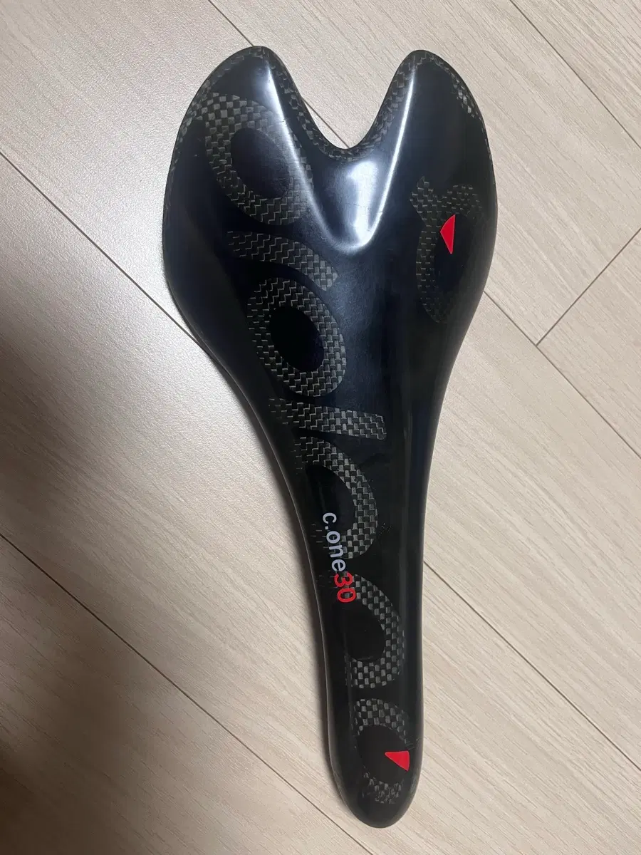 프롤로고c.one30 카본안장