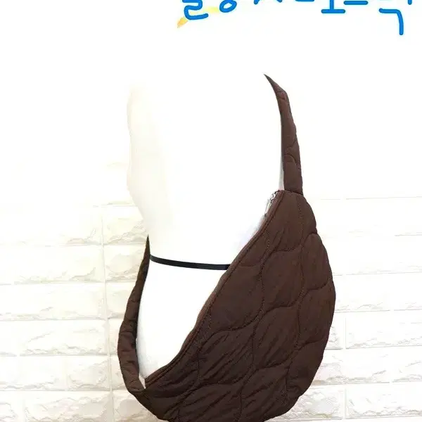 w236 패딩슬링백 반달크로스백(파우치1개)/사놀까
