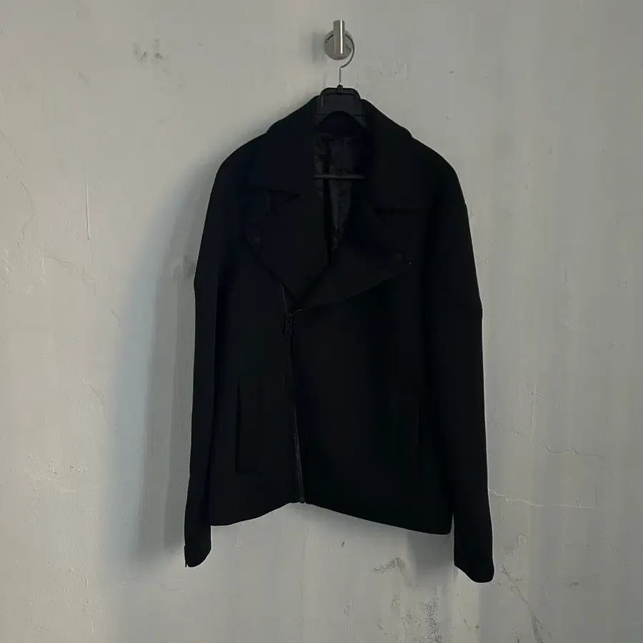 Armani Exchange 비대칭 집업 라이더 자켓