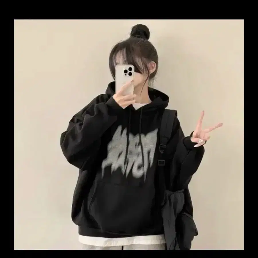 블랙 그래픽 후드티