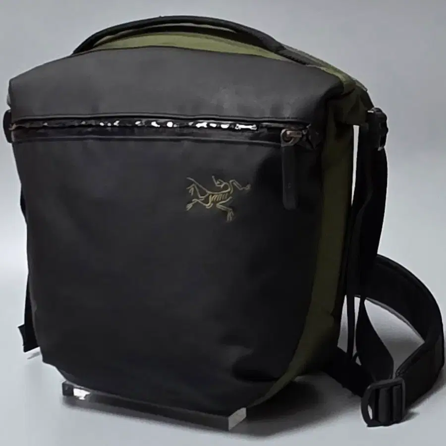 아크테릭스 ARC'TERYX 아로 8 숄더백