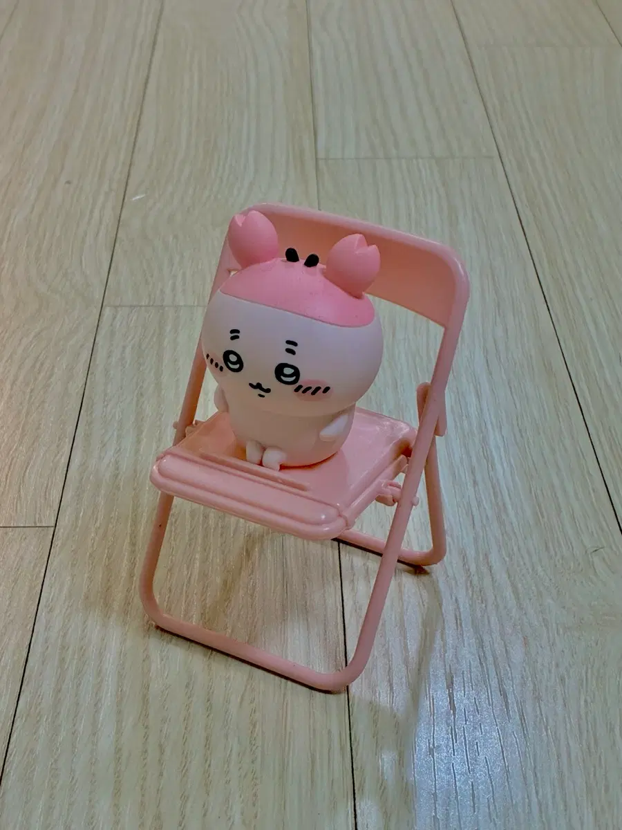 핑크색 의자 핸드폰 거치대