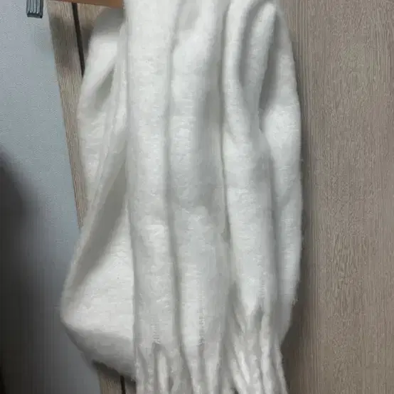 화이트 털 목도리