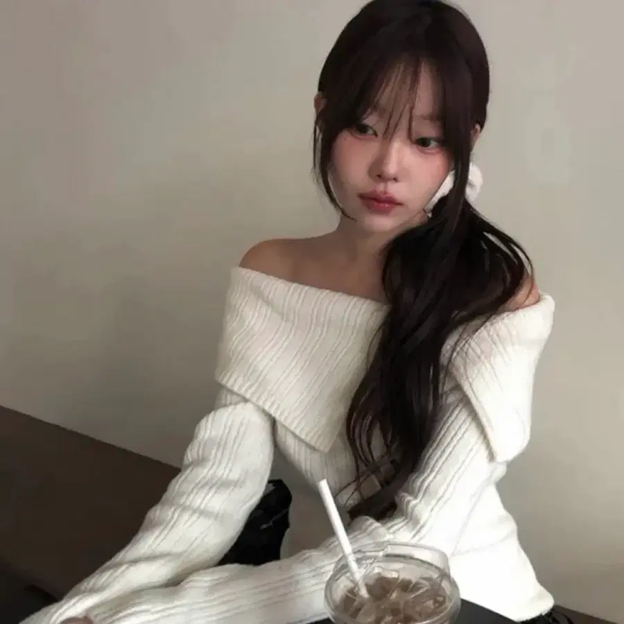 새상품 퍼즈카라 골지 오프숄더 트임 긴팔 니트 화이트