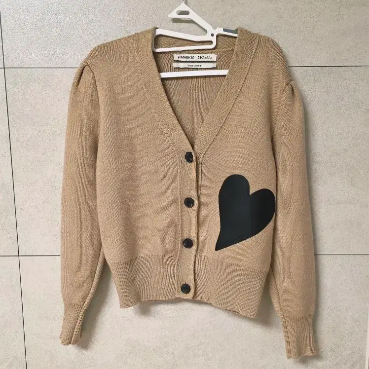 김해김 모앤코 하트 패치 가디건