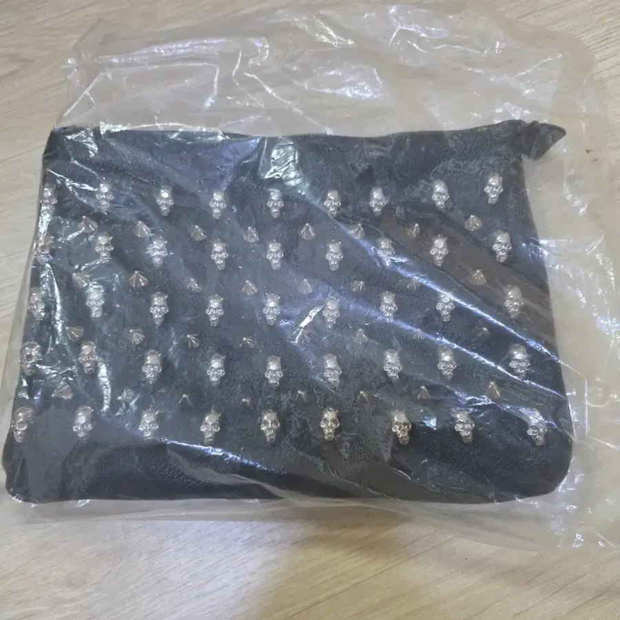 스컬 장식 클러치 백