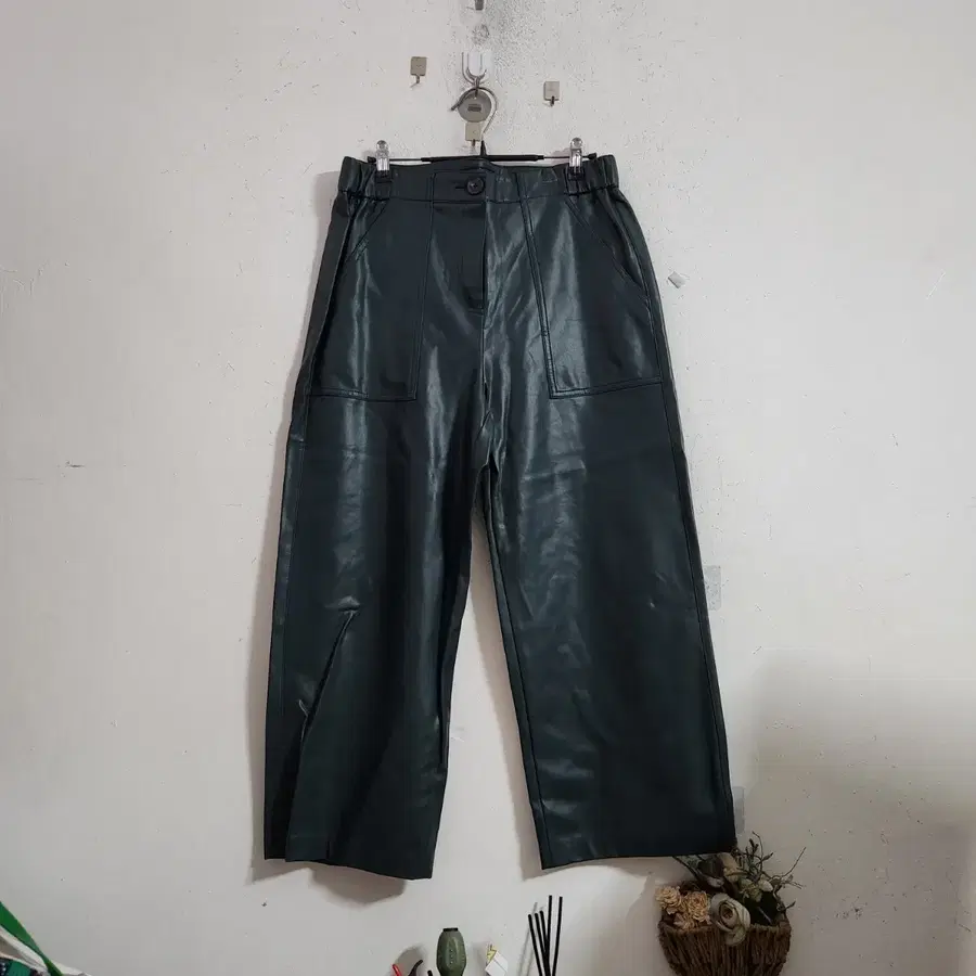 인조가죽 와이드 팬츠 짙은 녹색