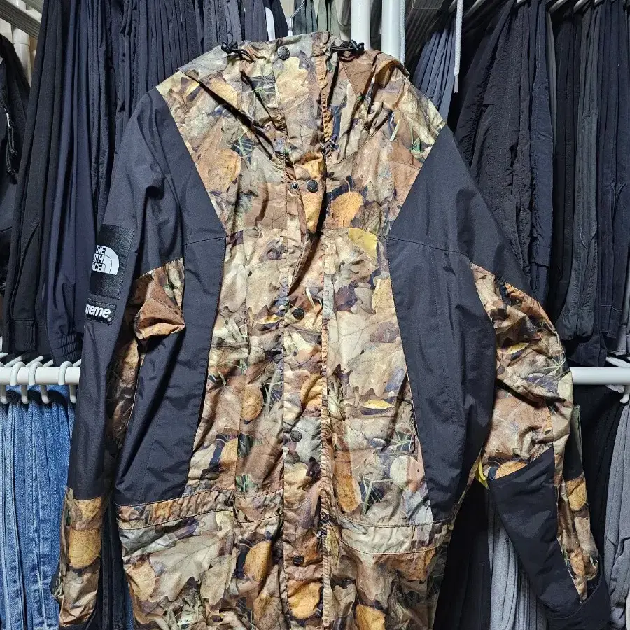 슈프림X노스페이스 16FW 낙엽(XL) 민트급보장