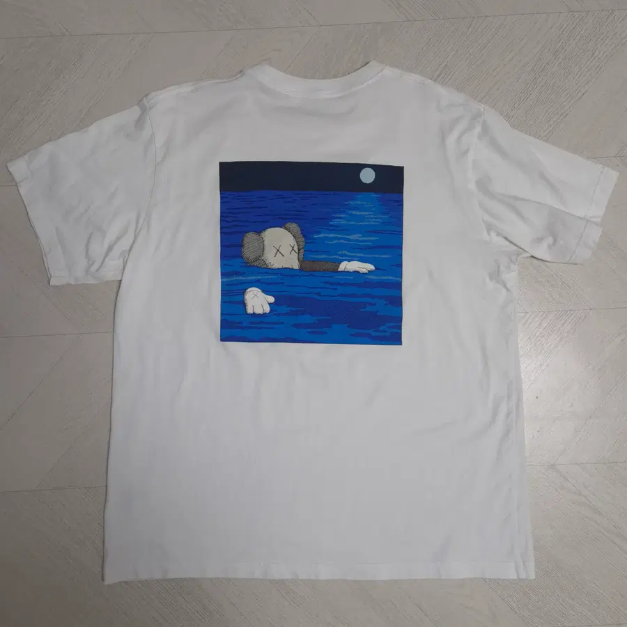 KAWS x 유니클로 UT 아트북 커버 티셔츠 화이트 XXL