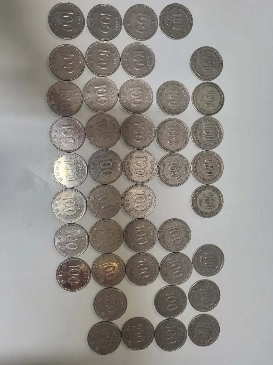 100원 동전 다수
