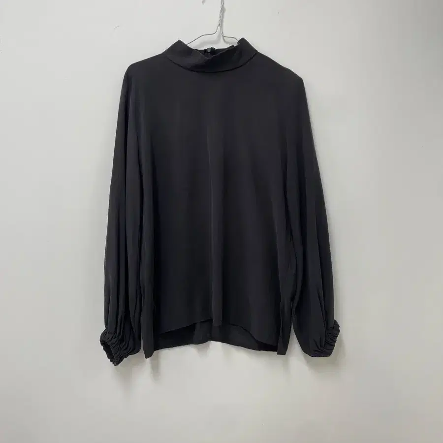 하이넥 벌룬 소매 블라우스 차콜