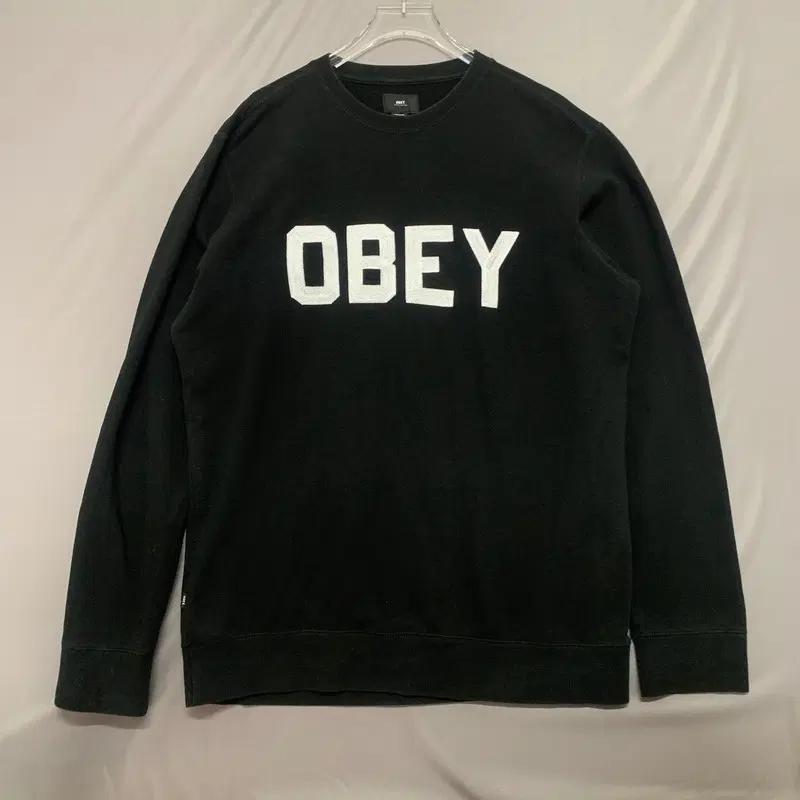 L OBEY 오베이 빅 로고 자수 블랙 맨투맨