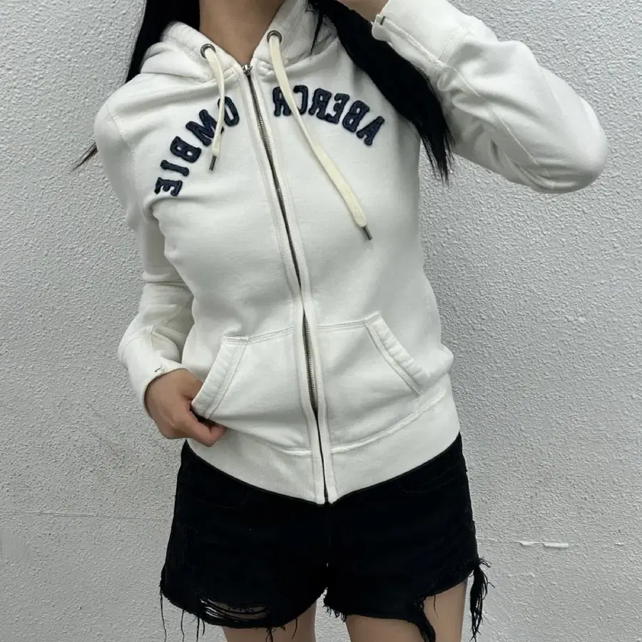 아베크롬비 센터로고 화이트 후드집업 M