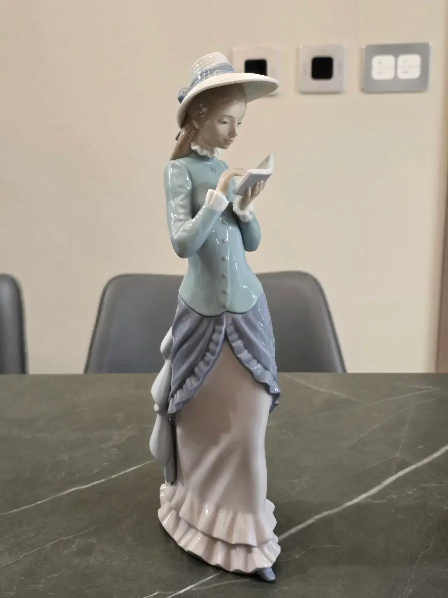 스페인 야드로 (Lladro) 책 읽는 여인 피겨린