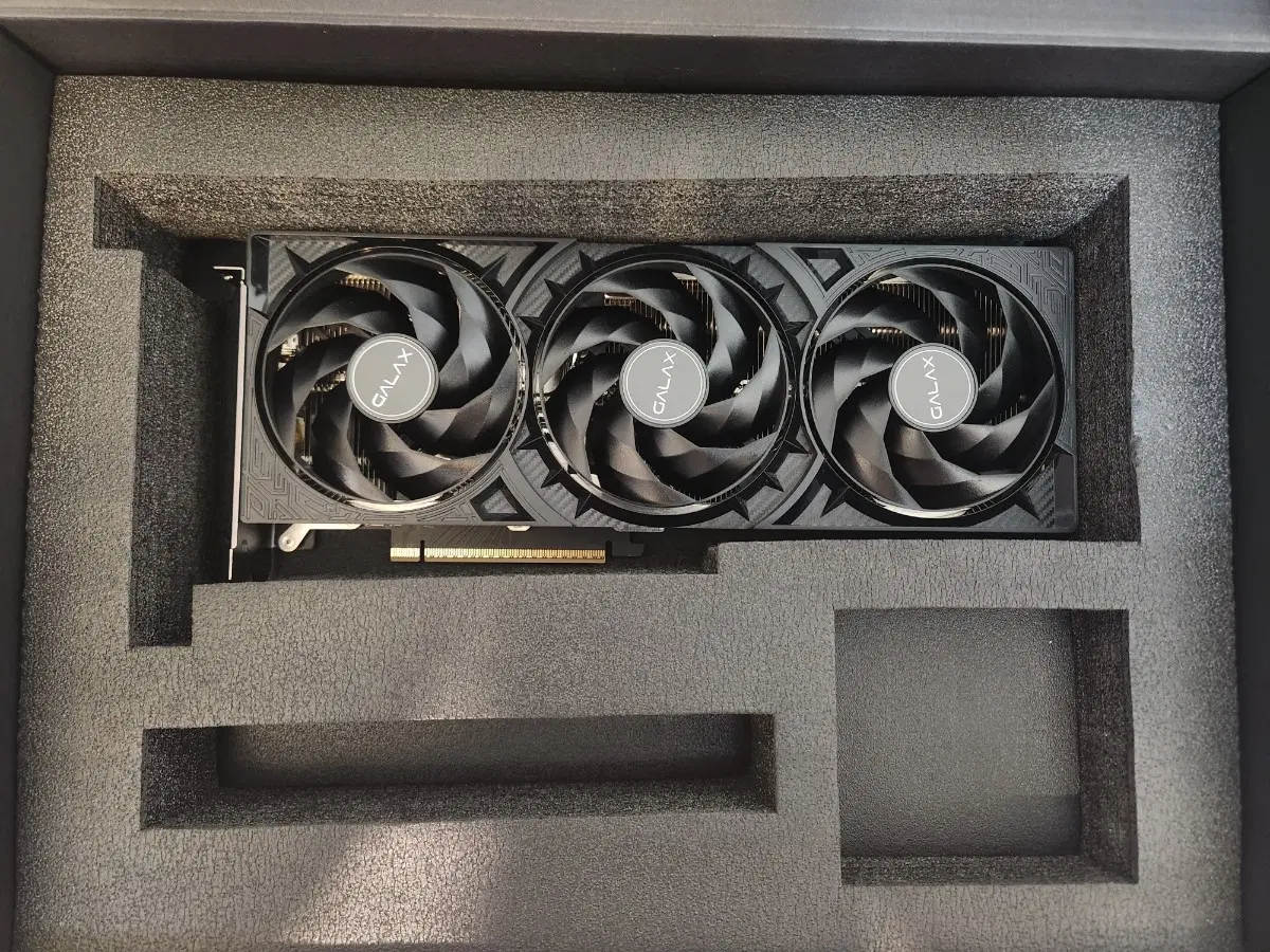 갤럭시 GALAX 지포스 RTX 5060 Ti BLACK 3X D7 16GB