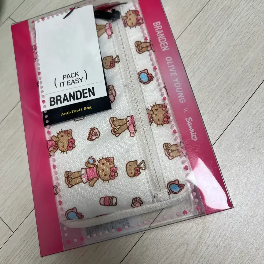 브랜든 키티 트래블 월렛백 운포 55000