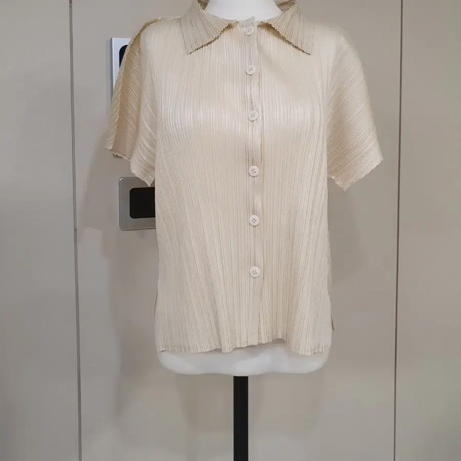 플리츠 카라 반팔 블라우스 베이지