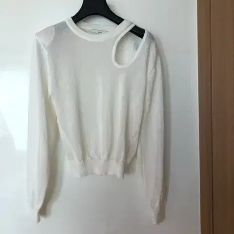 러브미우 컷아웃 트임 린넨 니트 휴가룩 여행룩