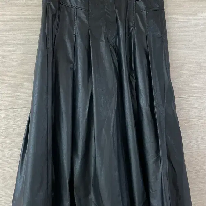 메르헨 인조가죽 핀턱 와일드 팬츠