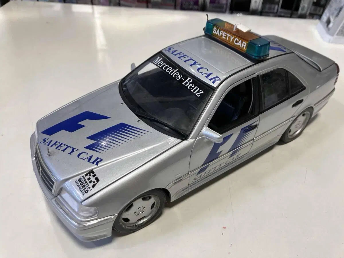 UT model w202 c클래스 세이프티카 1:18 다이캐스트
