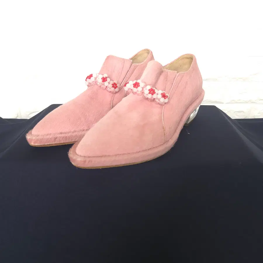시몬 로샤 (Simone Rocha)의 비즈 플라워 스트랩 포니 헤어 클리어 힐 슈즈