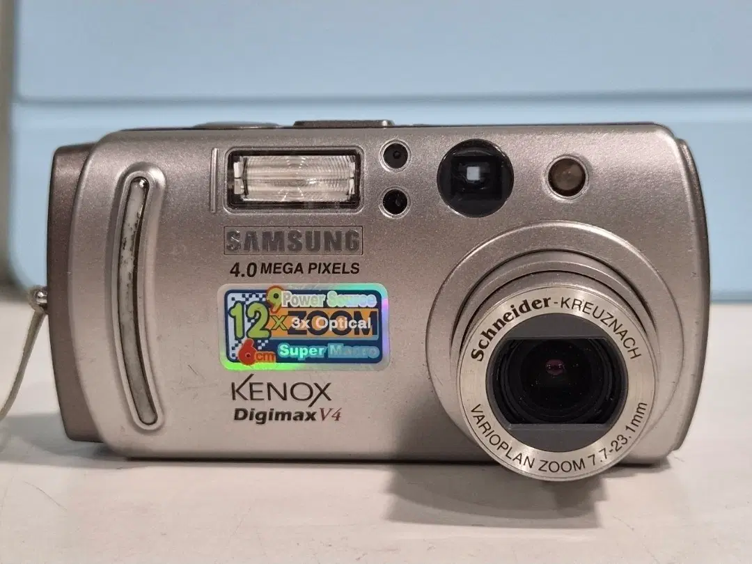 Samsung Kenox Digimax V4 (Uses AA batteries)