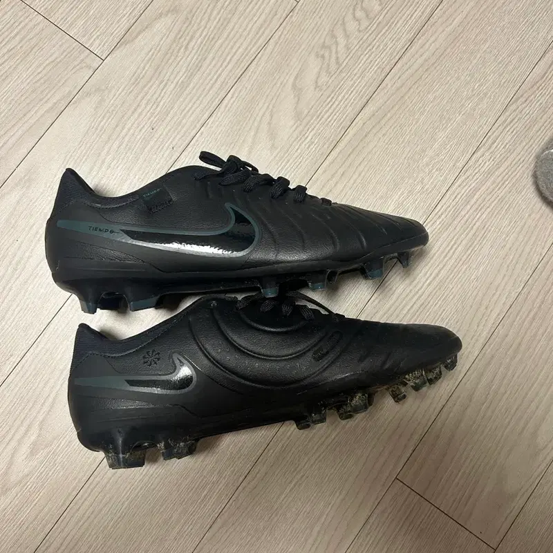 나이키 티엠포 축구화