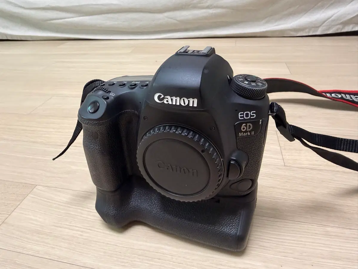 캐논 EOS 6D Mark II 풀박스 + 세로그립 팝니다.