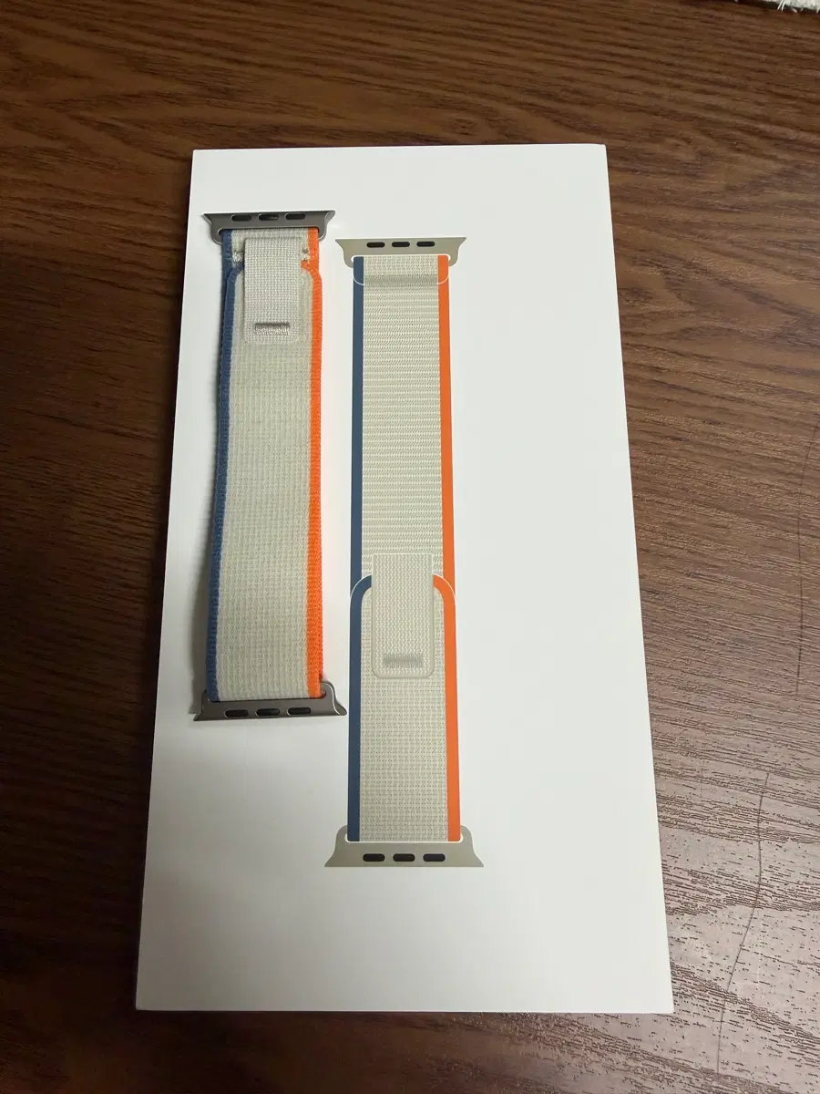 애플워치 정품 미사용 오렌지/베이지 트레일루프 M/L (42~49mm 호환) 판매합니다.