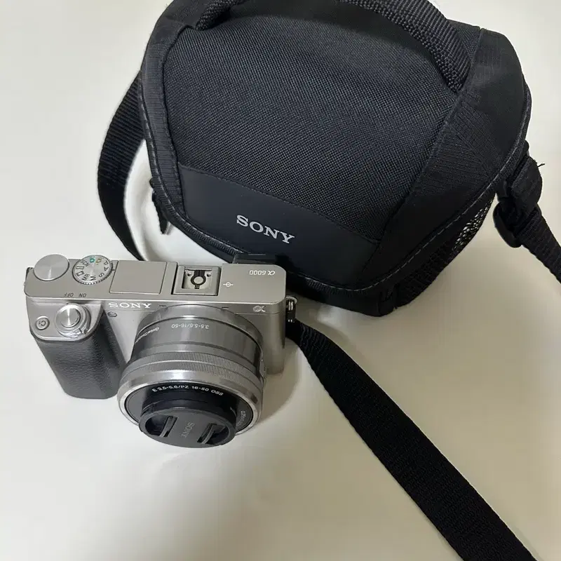 소니 a6000 실버 미러리스 카메라