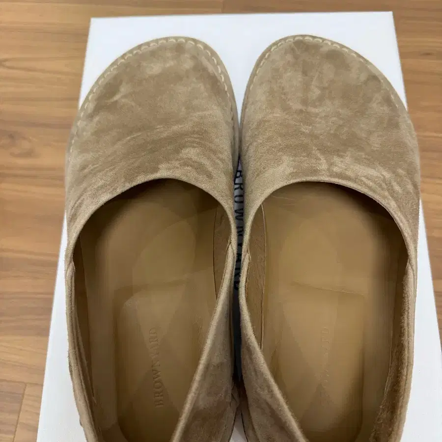 [42] 브라운야드 스웨이드 로퍼