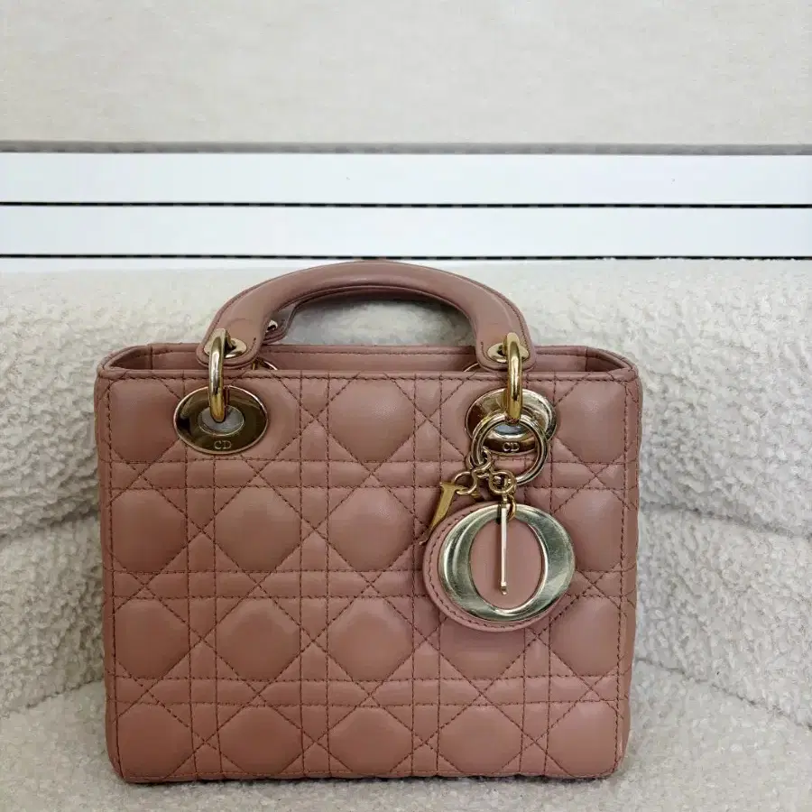 [DIOR] 정품 디올 레이디백 디올 마이 ABC디올 까나쥬 램스킨 블러쉬 핑크 스몰 (로즈베이지)