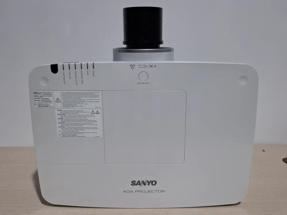 SANYO PLC-XM150K 고광량 빔 프로젝터