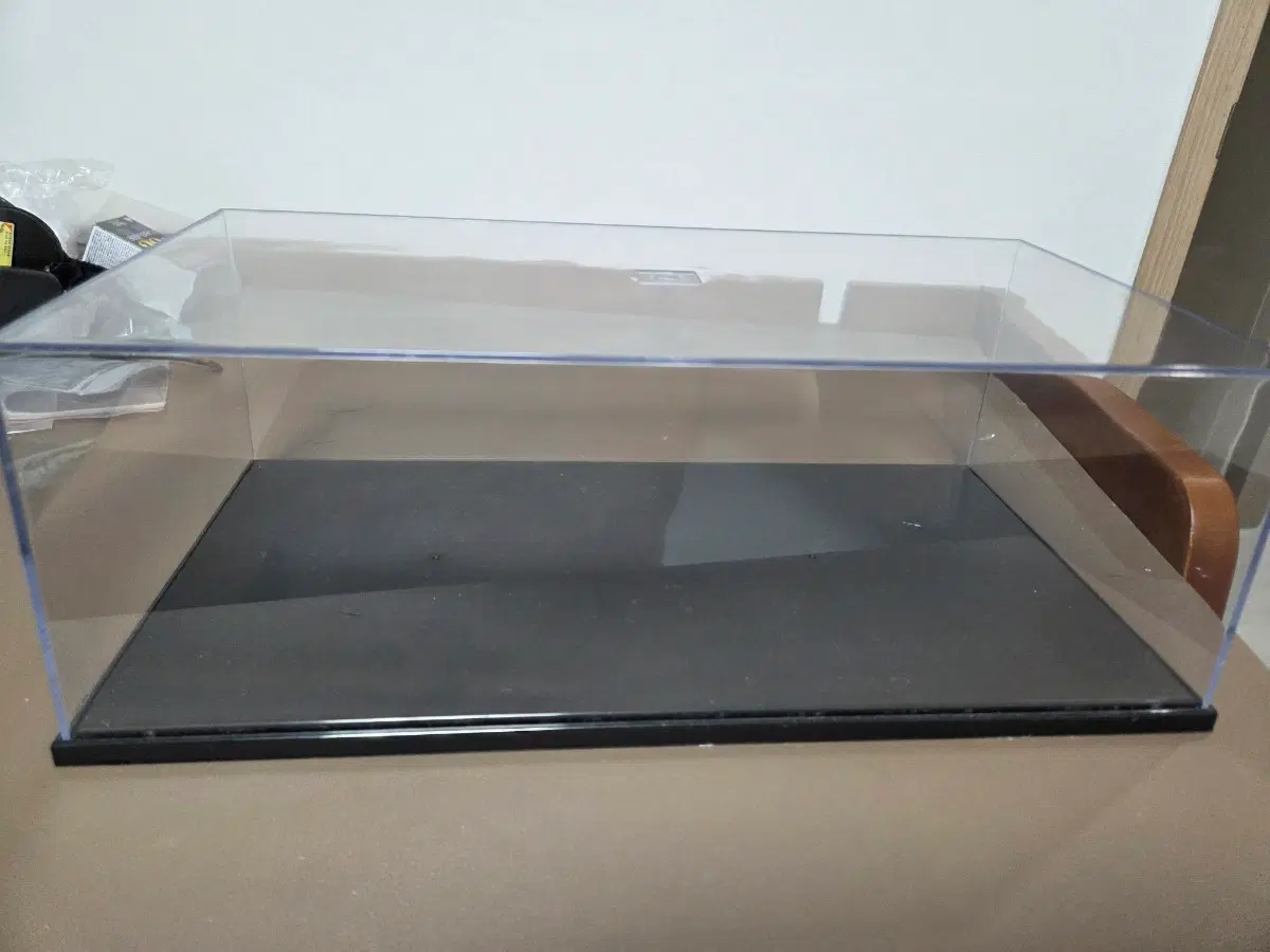 아크릴전시장 팝니다 사용감 적어요 가로x세로x높이 36x17.5x11.6 입니다. 베어브릭