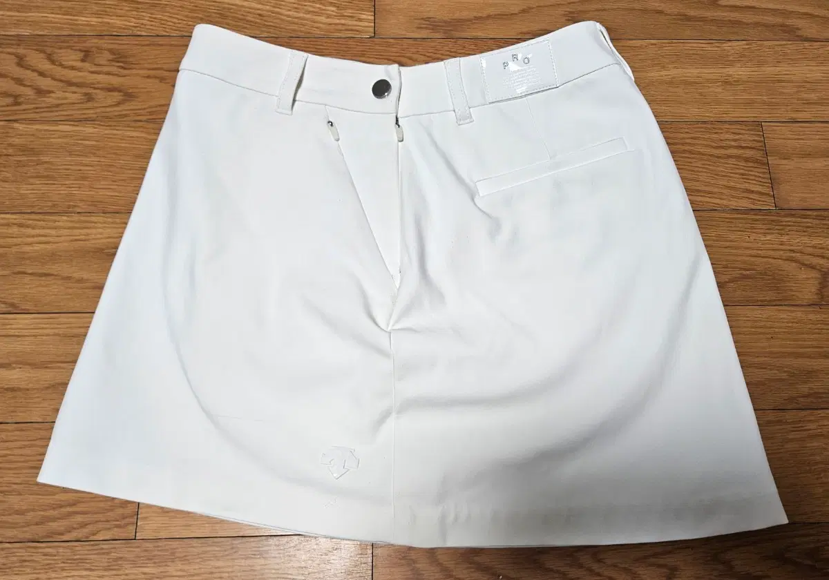 데상트골프 여성 화이트 골프 스커트 XS DESCENTE