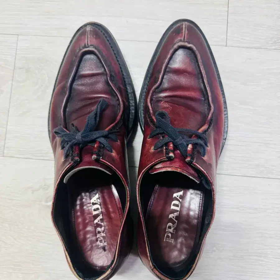 프라다 샤크솔 로퍼 275