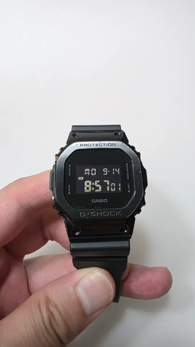 카시오 GM-5600UB-1DR 메탈 시계 판매합니다.