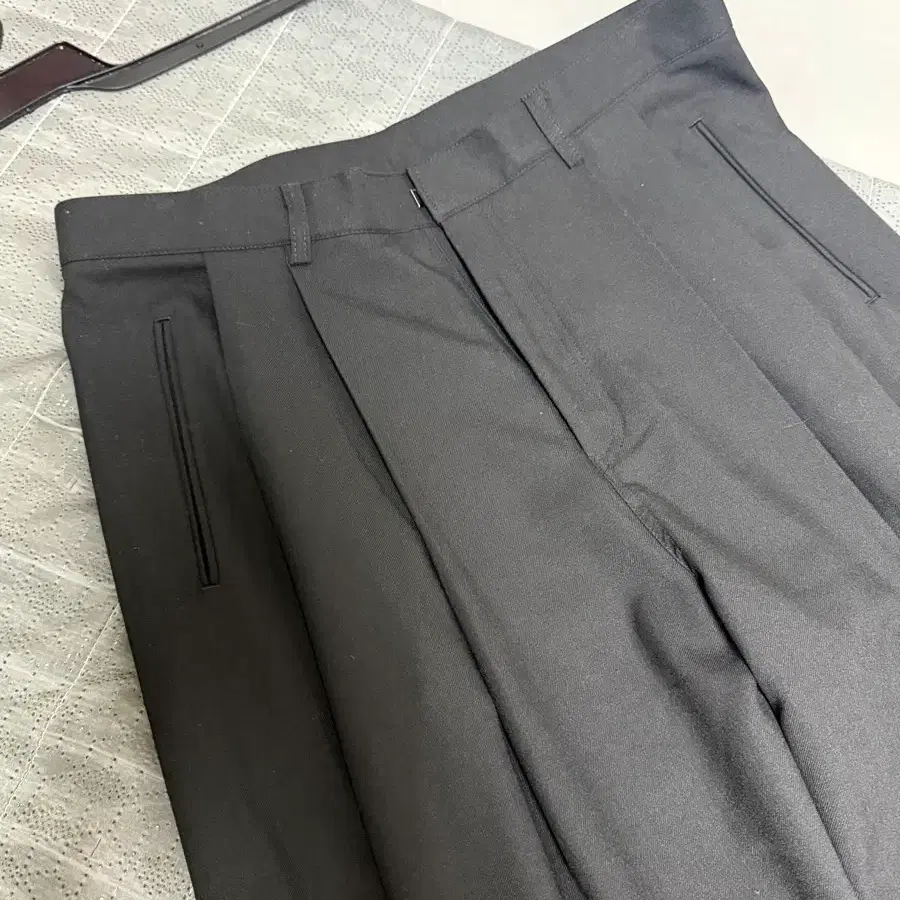 (새상품)투턱 디테일 슬랙스 바지