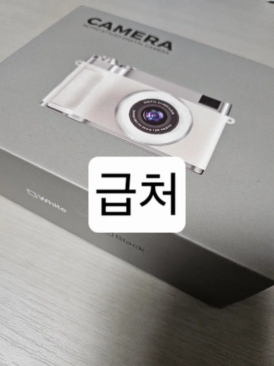 디지털 카메라 (셀카 모드 가능, SD카드 포함)