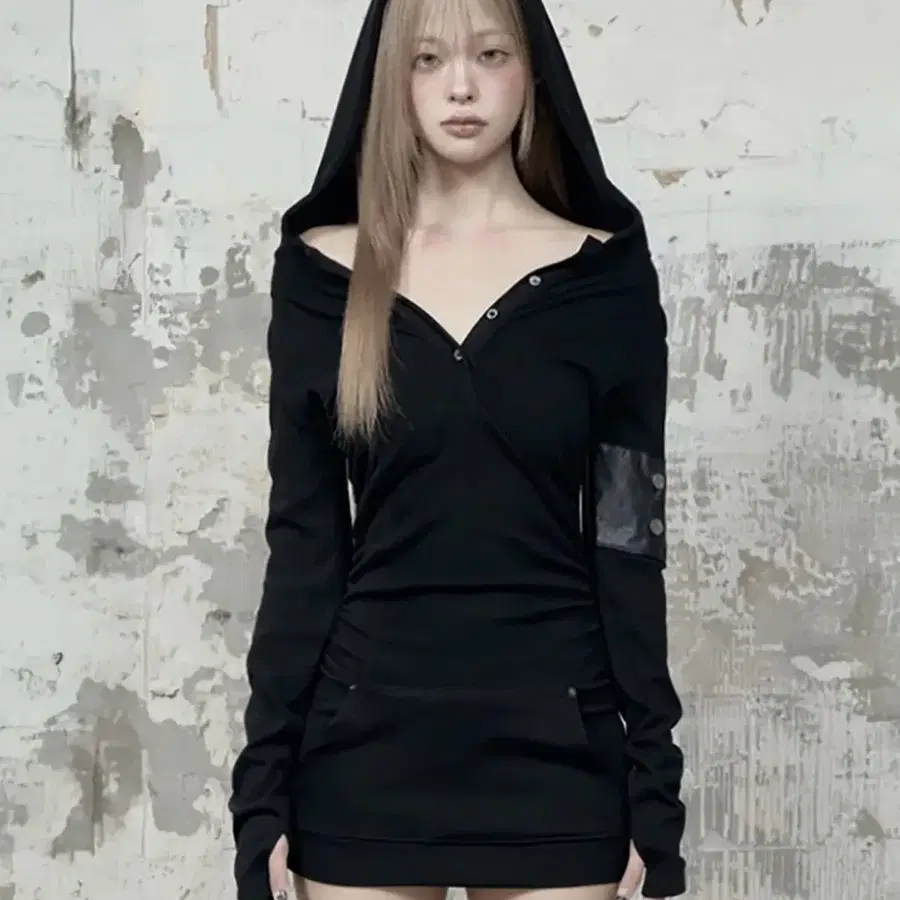 에트오소메 후드 레이어 셔링 미니 원피스 (블랙)