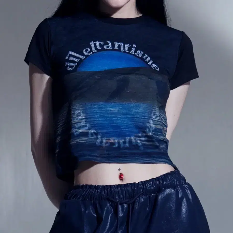 딜레탕티즘 달 그래픽 크롭 티셔츠